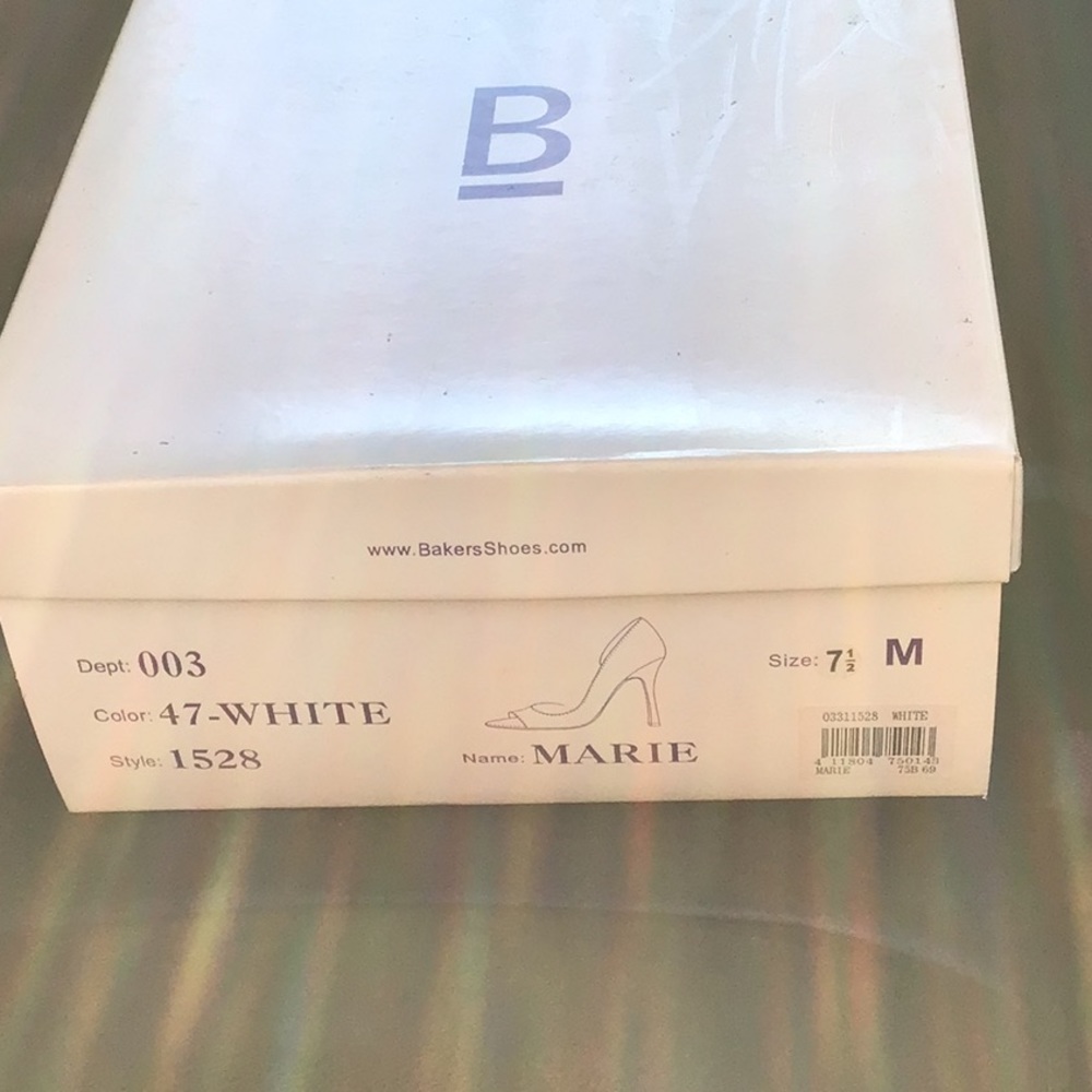 Woman’s size 7 1/2 white leather heels